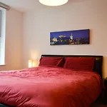 Modern 2 Bedroom Property In Central Edinburgh